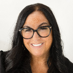 Maureen Taker, Réceptionnniste Club Voyages Les Îles