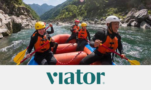Un groupe de personnes faisant du rafting et une femme en tenue de safari, avec le logo Viator sous les images.